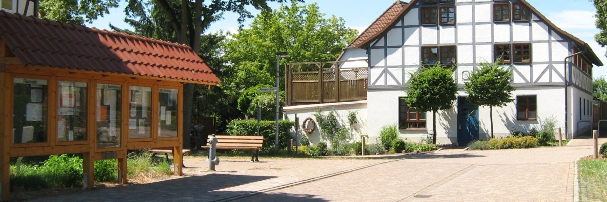 Dorfplatz Adensen Schaukasten und Wohnhaus