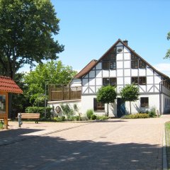 Schaukasten und Wohnhaus