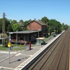 Bahnhofsgebäude und Gleise