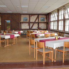 Raum mit Tischgruppen und Stühlen