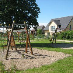 Spielplatz mit Schaukel und Klettergerüst