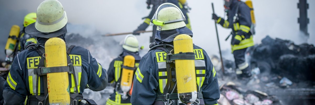 2 Feuerwehrleute in Ausrüstung