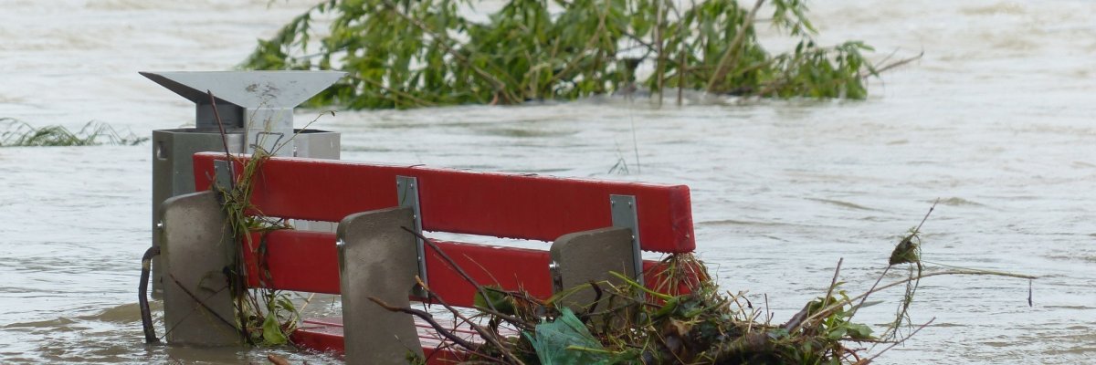 Hochwasser Hochwasser mit Bank
