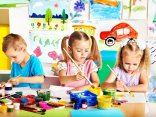 Malende Kinder Drei malende Kinder