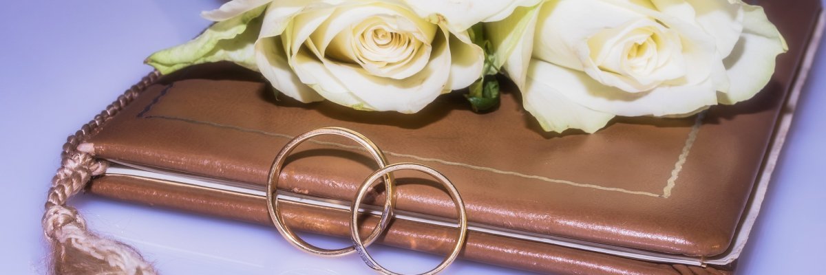 Stammbuch, Ringe und Blumenstrauß Stammbuch, Eheringe und Blumenstrauß