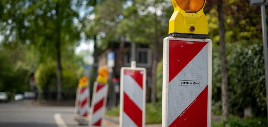 Straße mit Sperrbarken