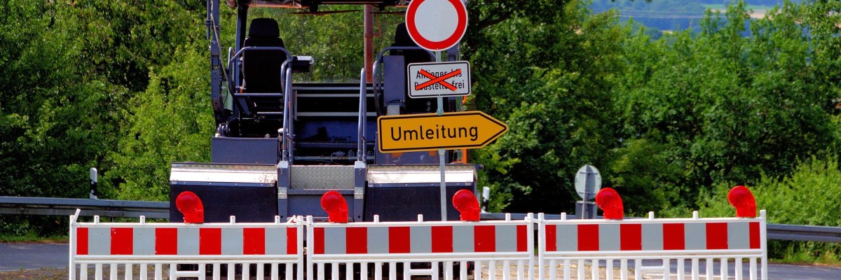Straßensperrung Straßensperrung mit Baumaschine
