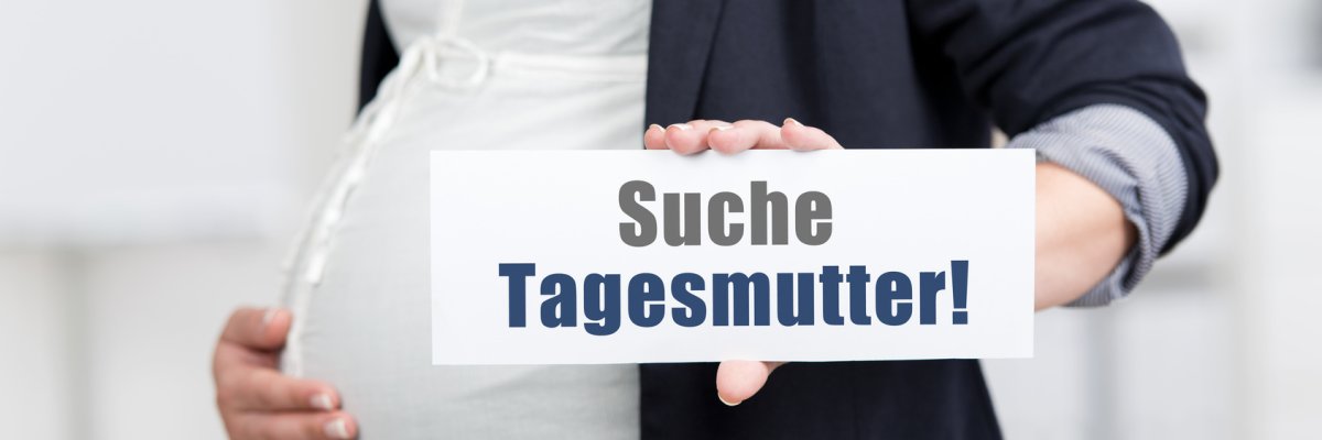 Tagesmutter Schwangere Frau mit Schild Tagesmutter
