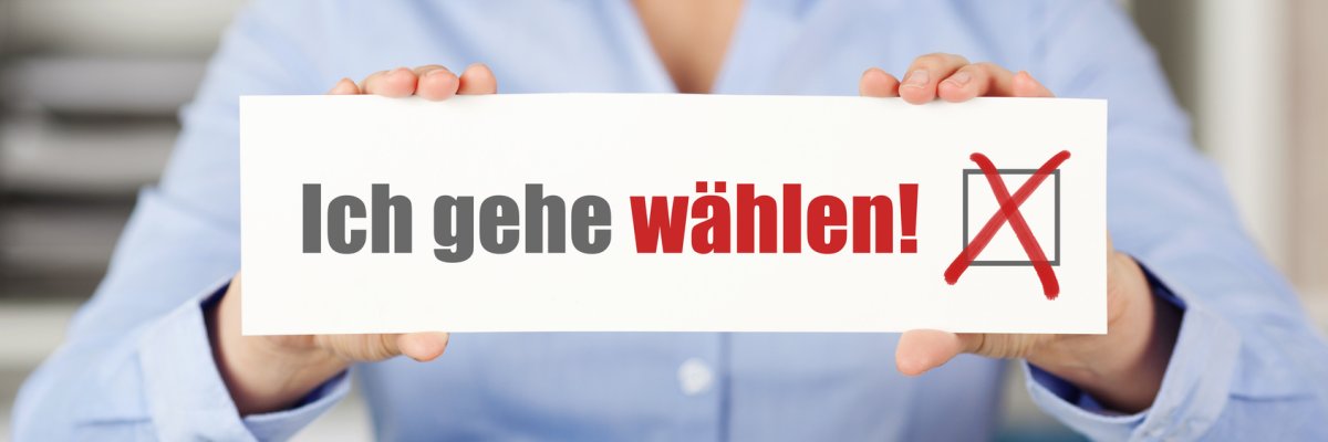 Schild Ich gehe wählen Frau hält Schild Ich gehe wählen