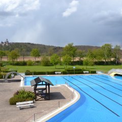 Schwimmerbecken mit Blick auf die Marienburg
