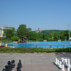 Sprungturm und Schwimmerbecken