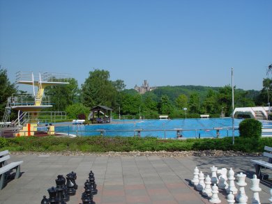 Sprungturm und Schwimmerbecken Sprungturm und Schwimmerbecken