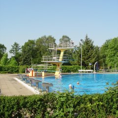 Sprungturm und Schwimmerbecken