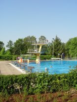 Sprungturm Sprungturm und Schwimmerbecken