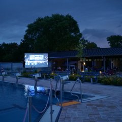 Leinwand mit einem Schwimmbecken und Zuschauern