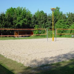Volleyballplatz mit Sand und Netz