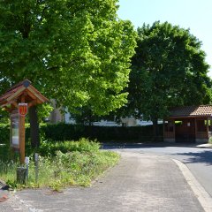 zentraler Platz mit Bäumen und Buswendeschleife