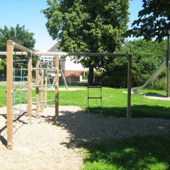 Spielplatz mit Klettergerüst