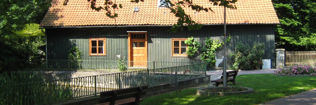Gebäude am Dorfteich grünes Haus