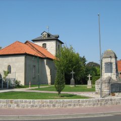 Dorfplatz mit Kirche