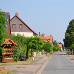Straße mit Häusern rechts und links