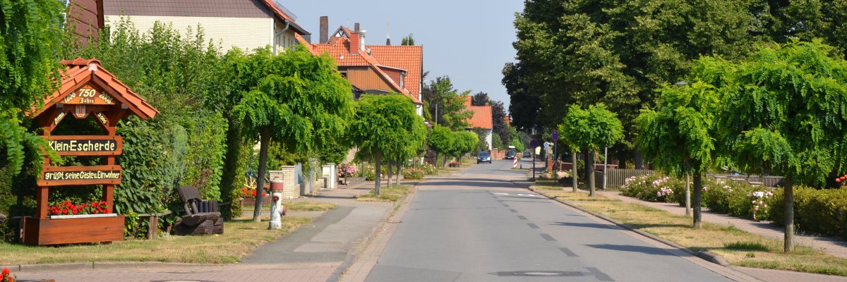 Dorfstraße Straße mit Häusern rechts und links