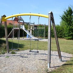 Spielplatz mit Schaukel und Rutsche