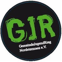 Schwarzes rundes Schild mit grüner Aufschrift GJR