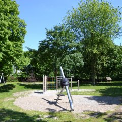 Spielplatz mit Klettergerüsten und Schaukel