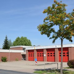 Feuerwehrhaus mit Baum