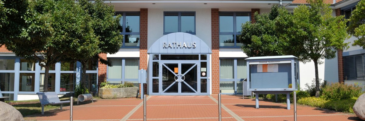 Rathaus der Gemeinde Nordstemmen Eingang zum Rathaus