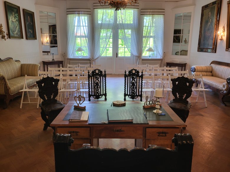 Trautisch und Saal Wasserschloss Blick vom Trautisch in den Trausaal