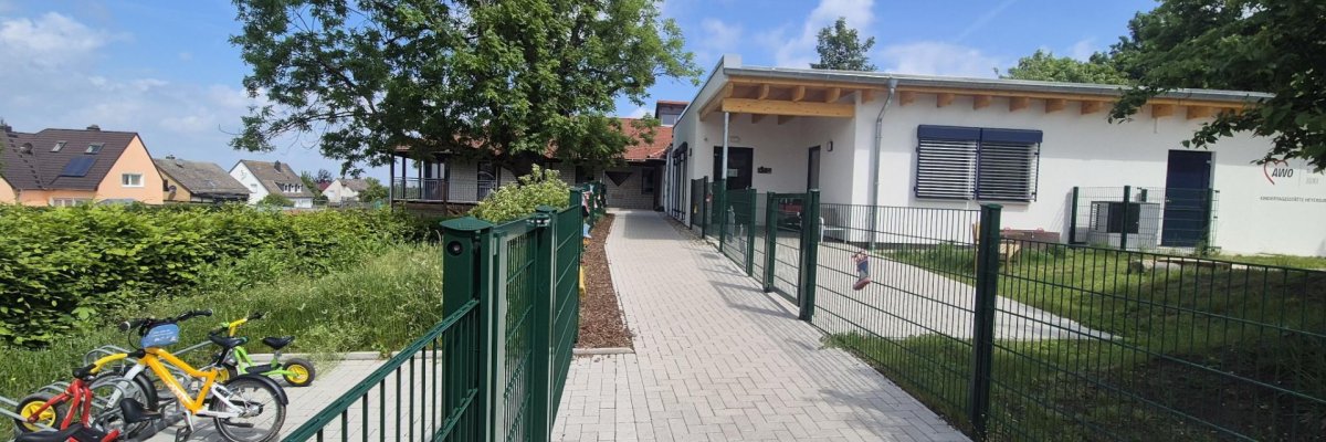 Eingang Kindertagesstätte Eingang - Weg mit Rasen und Bäumen