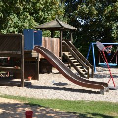 Spielplatz mit Rutsche und Schaukel