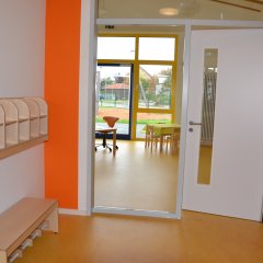 Garderobe mit Blick in einen Gruppenraum