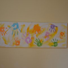 Bild mit abgedruckten Kinderhänden