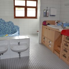 Waschraum Kinderkrippe mit Waschbecken und Wickeltisch
