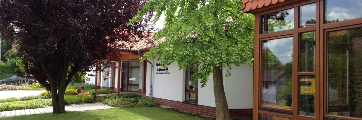 Frontansicht Kindertagesstätte mit Rasen