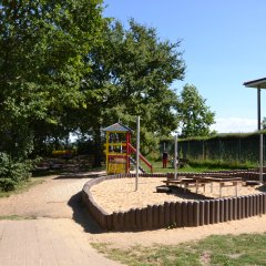 Spielplatz mit Rutsche und Sandkasten