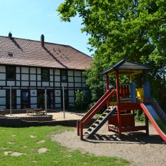 Eingang Kindergarten und Rutsche