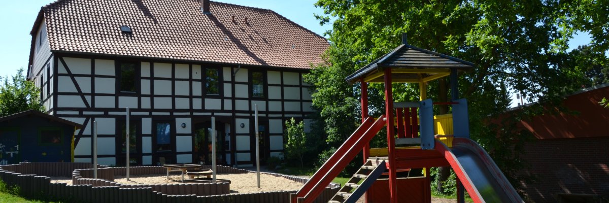 Kindergarten Eingang Kindergarten und Rutsche