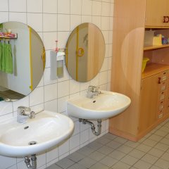 Waschraum mit Regal und 2 Waschbecken