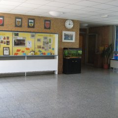 Eingangshalle Grundschule mit Aquarium