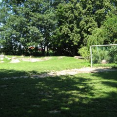 Schulhof mit Rasen und Fußballtor