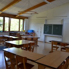 Klassenraum mit Tischen und Stühlen