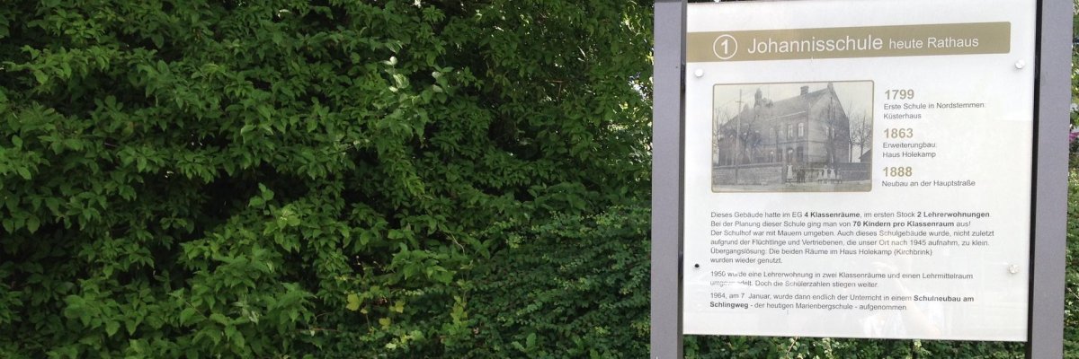 Gedenktafel auf grüner Wiese