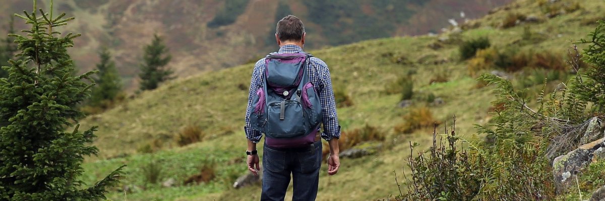 Mann auf Wanderweg