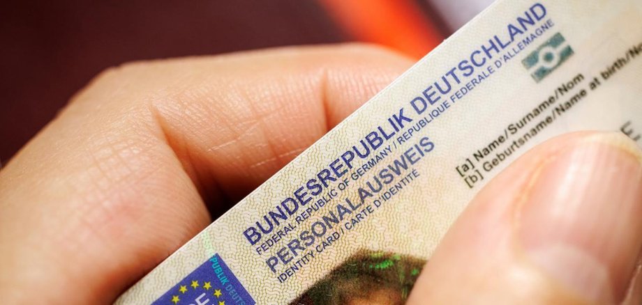 Finger mit Personalausweis 