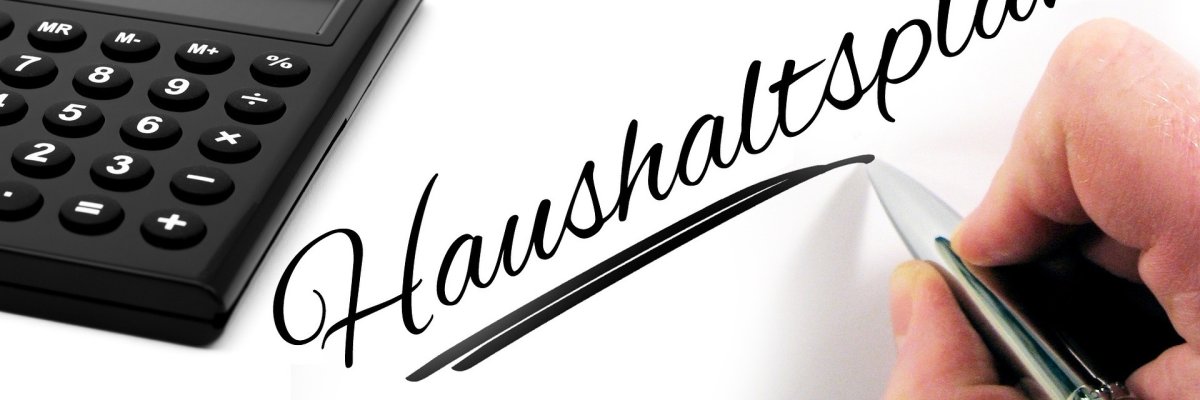 Haushaltsplan Schriftzug Haushaltsplan, Geld und Taschenrechner