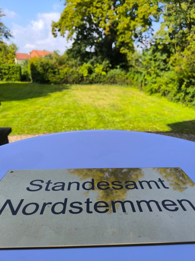 Blick vom Eingangsbereich in den Garten Blick vom Eingangsbereich in den Garten